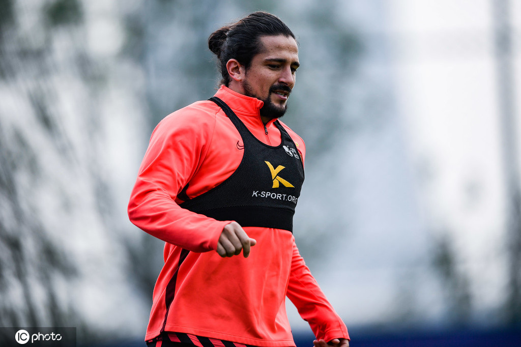 包含国际比赛日芝加哥公牛备战葡超；更衣室发声细节曝光；气氛紧张；数据趋势出现新变化的词条