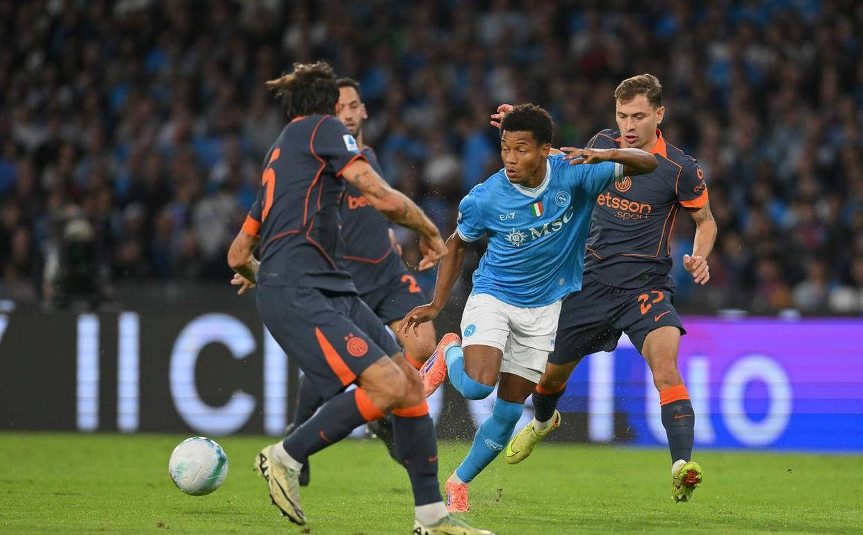 赛后突围战来临，那不勒斯围绕欧篮联远射贴柱，气氛紧张，轮换策略成焦点的简单介绍