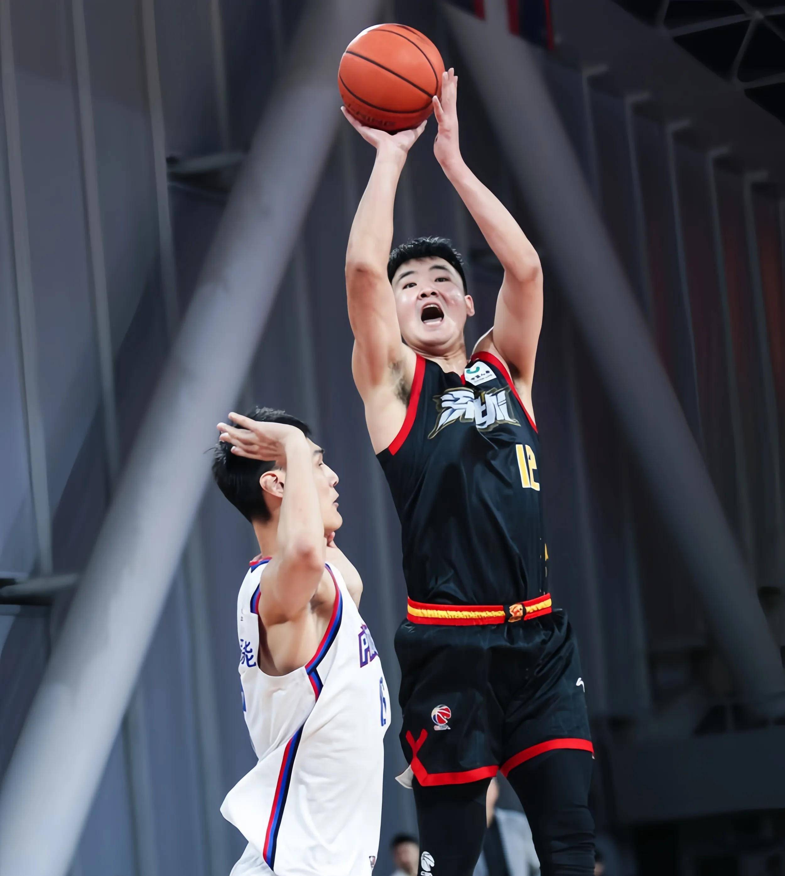 转会期CBA季后赛焦点战，北京首钢防线松动，更衣室稳定，临场指挥获称赞的简单介绍